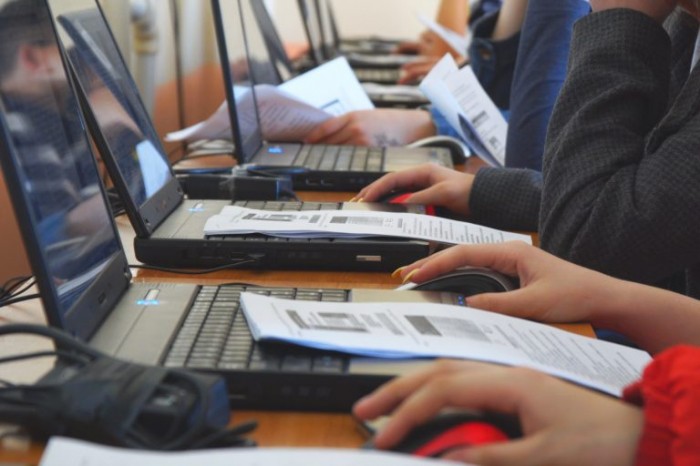 Em 2022 teve início projeto-piloto para garantir conectividade em 177 escolas, em 10 cidades brasileiras - (Foto: Getty Images)
