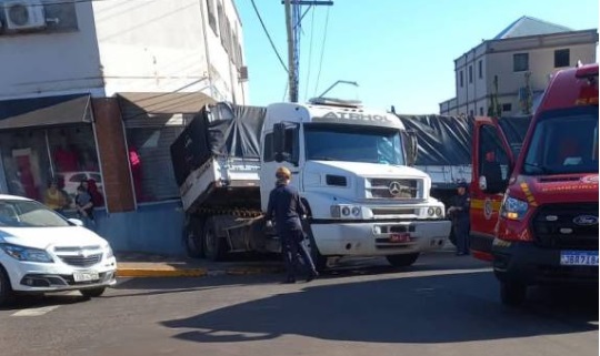 Caminhão disparou em marcha ré e somente parou após colidir contra prédio (Foto: Internauta/Paulo Marques Notícias))