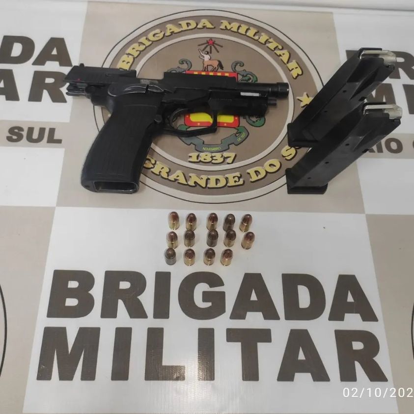 Arma e carregadores foram apreendidos pelos policiais (Foto: Brigada Militar/Divulgação)
