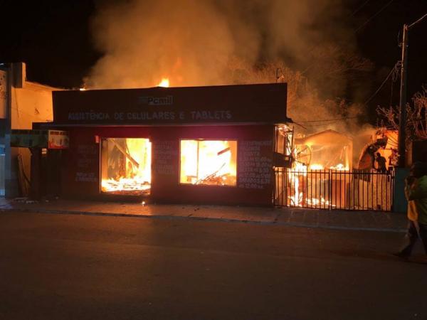 Incêndio destruiu uma moradia e dois estabelecimentos comerciais situados no centro da cidade (Fotos: Diones Roberto Becker)
