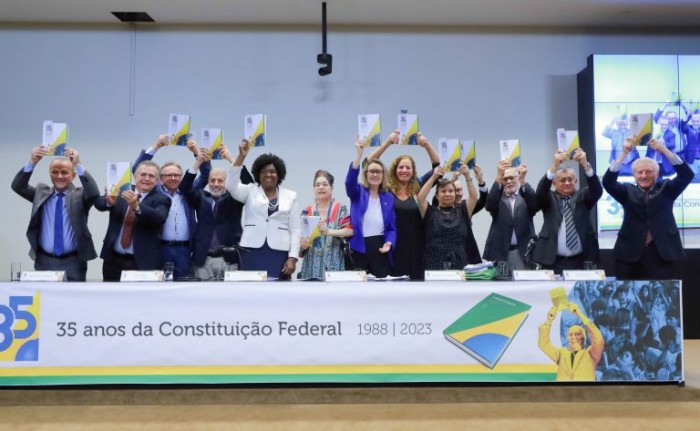 Participantes repetem gesto do então presidente da Assembleia Nacional Constituinte, Ulysses Guimarães - (Foto: Mario Agra / Câmara dos Deputados)