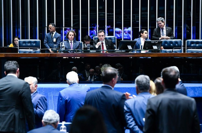 O relator, Veneziano Vital do Rêgo, e o presidente do Senado, Rodrigo Pacheco, na votação do projeto no Plenário - Foto: Roque de Sá/Agência Senado