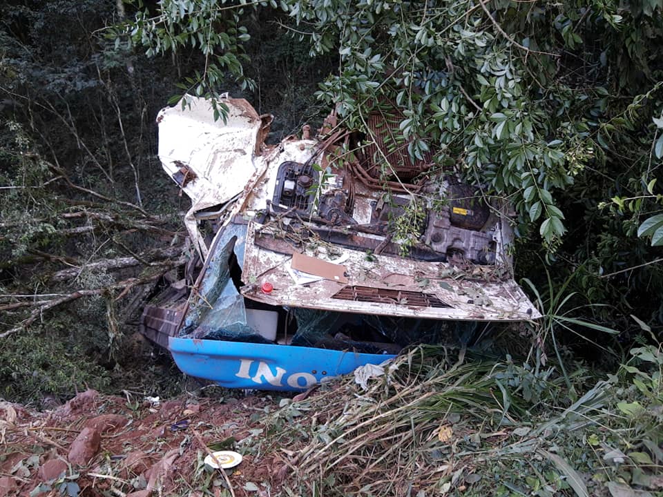 Veículo saiu da pista no ponto conhecido por ‘curva do britador’, no interior de Tenente Portela, e posteriormente colidiu em árvores (Foto: Jonas Martins) 