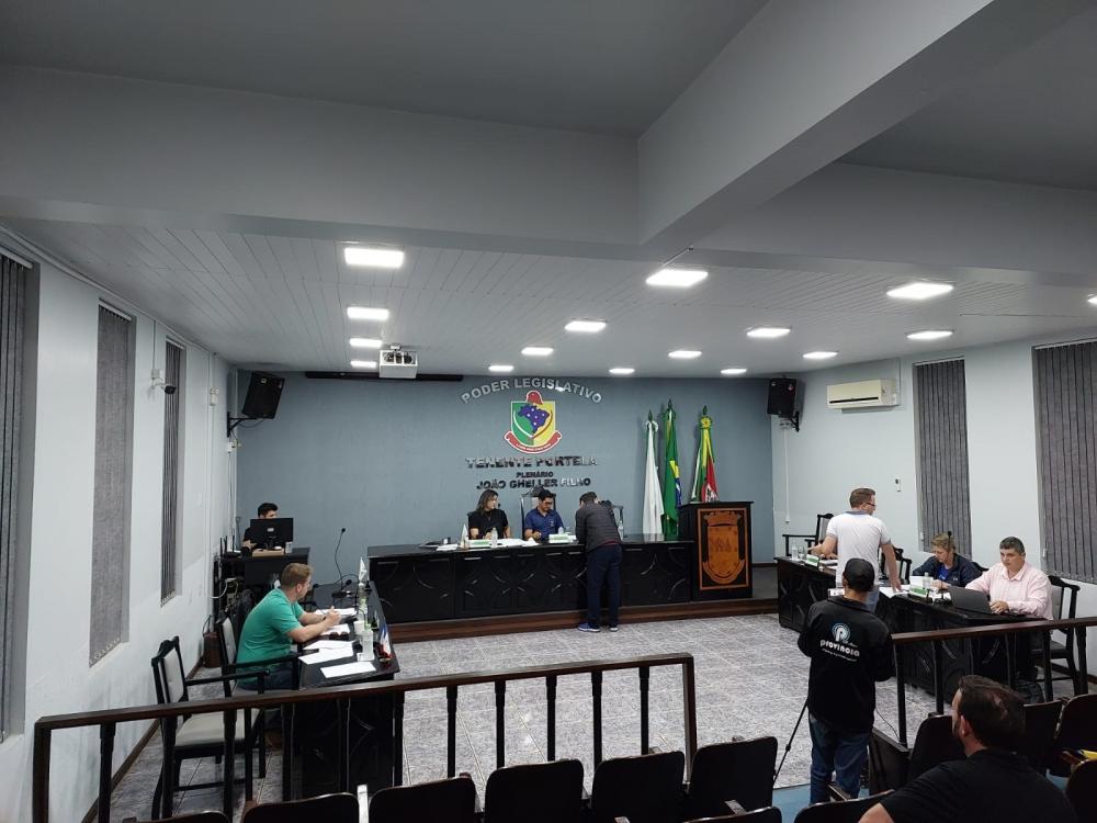 Sessão ocorreu no plenário da Câmara de Vereadores (Foto: Jonas Martins)