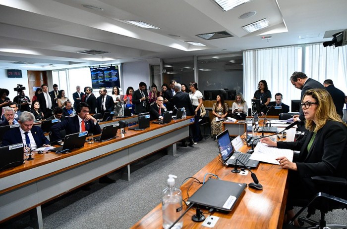 A presidente da comissão, Leila Barros, em reunião do colegiado no início deste mês - Foto: Geraldo Magela/Agência Senado