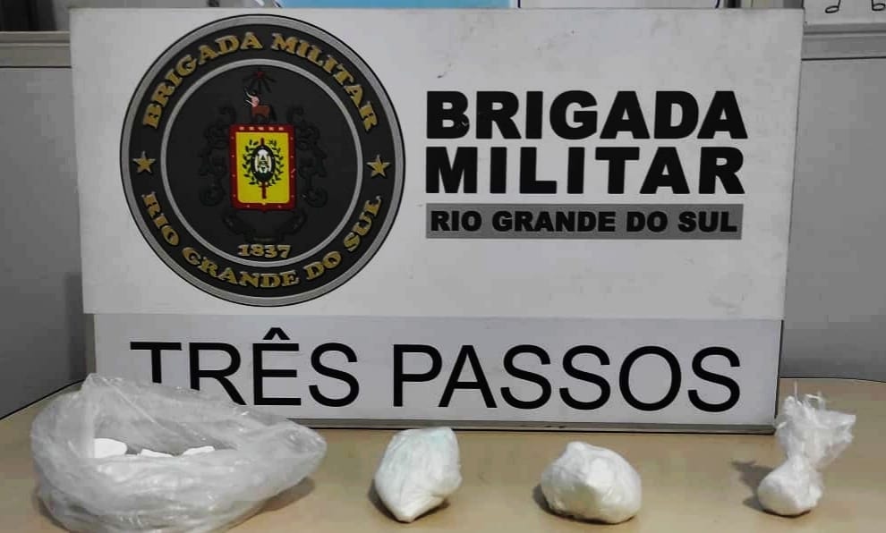 Nas duas ocorrências, conforme a Brigada Militar, foram apreendidas cerca de 320 gramas de cocaína (Foto: Divulgação/BM)