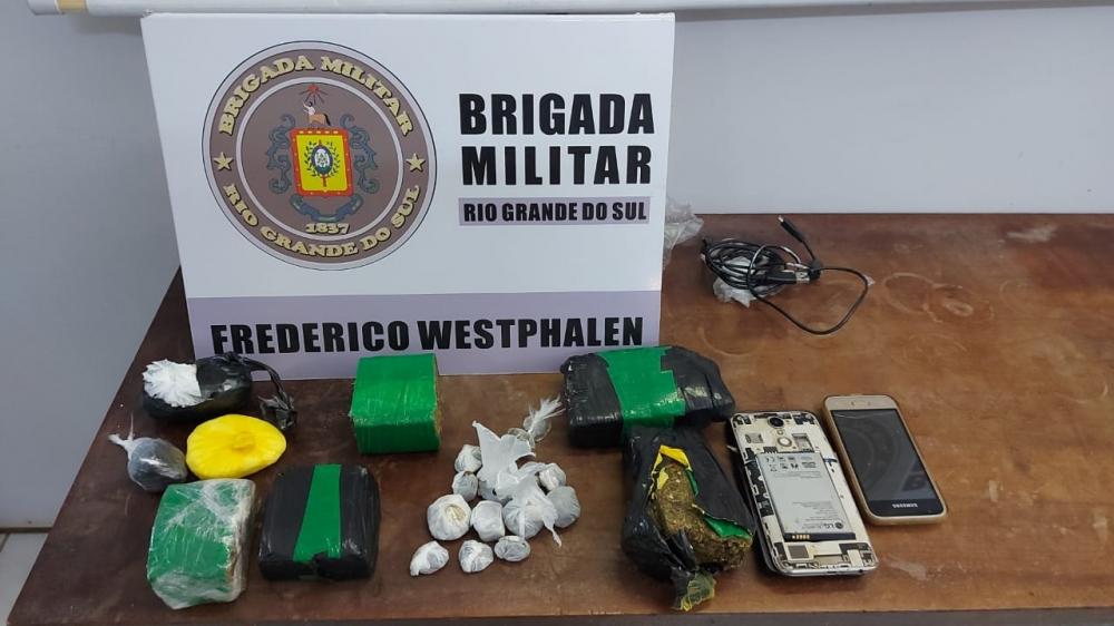 Entorpecentes e outros objetos apreendidos pelos policiais militares (Foto: Divulgação/37º BPM)
