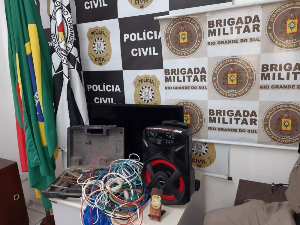 Materiais recuperados pela operação policial (Foto: Brigada Militar)