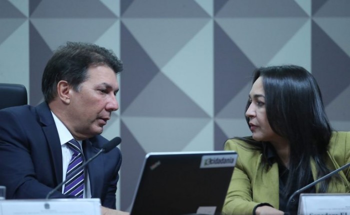 Presidente da CPMI conversa com a relatora - (Foto: Bruno Spada / Câmara dos Deputadas)