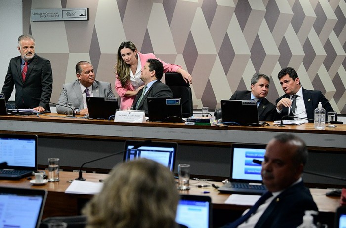 O relator do projeto, Efraim Filho (2º à dir.), na reunião da CCJ: texto aprovado vai ao Plenário - Foto: Edilson Rodrigues/Agência Senado