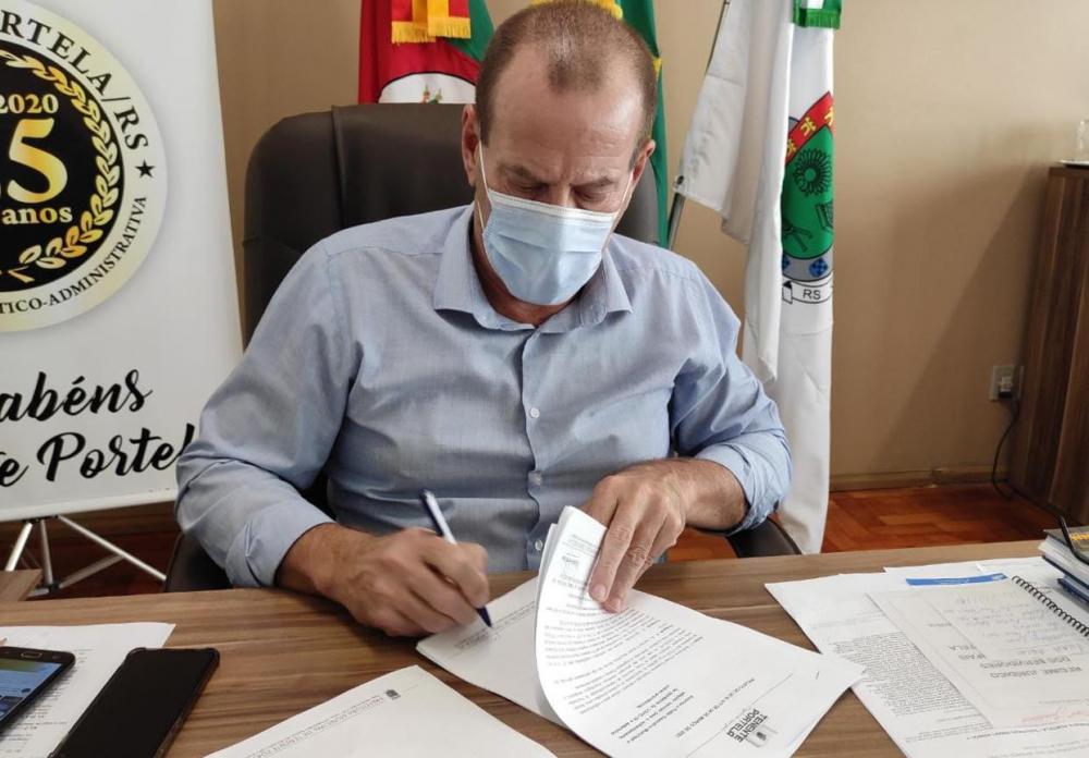 Prefeito Rosemar Sala assinando o termo de ajuste operacional articulado pela FAMURS (Foto: Divulgação/ASCOM Tenente Portela)