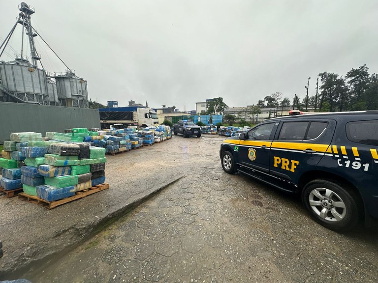 O bitrem transportava um total de 25 toneladas da droga (Foto: PRF)