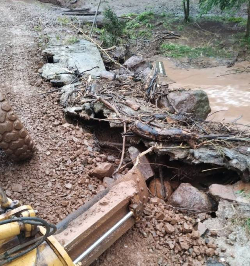 Diversas pontes estão interditadas no interior do município (Foto: Rádio Colonial)