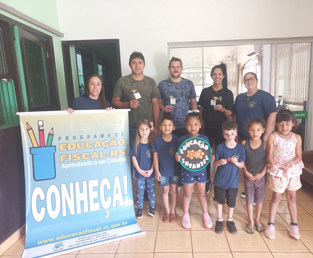 Alunos visitaram a administração de Coronel Biacaco (Foto: Ascom/Coronel Bicaco)