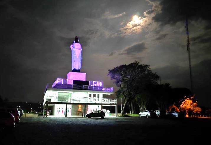 Mirante foi iluminado com as cores rosas para comemorar o Outubro Rosa (Foto: Divulgação)