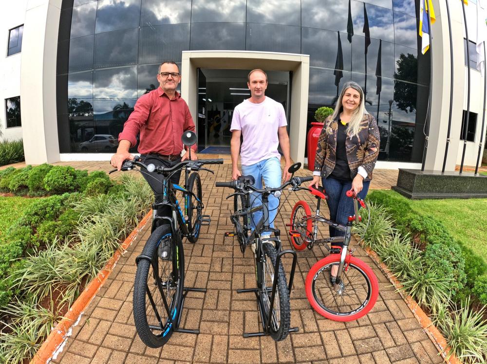Prefeito recebeu bicicletas que serão sorteadas durante a corrida (Foto: Prefeitura de Derrubadas)