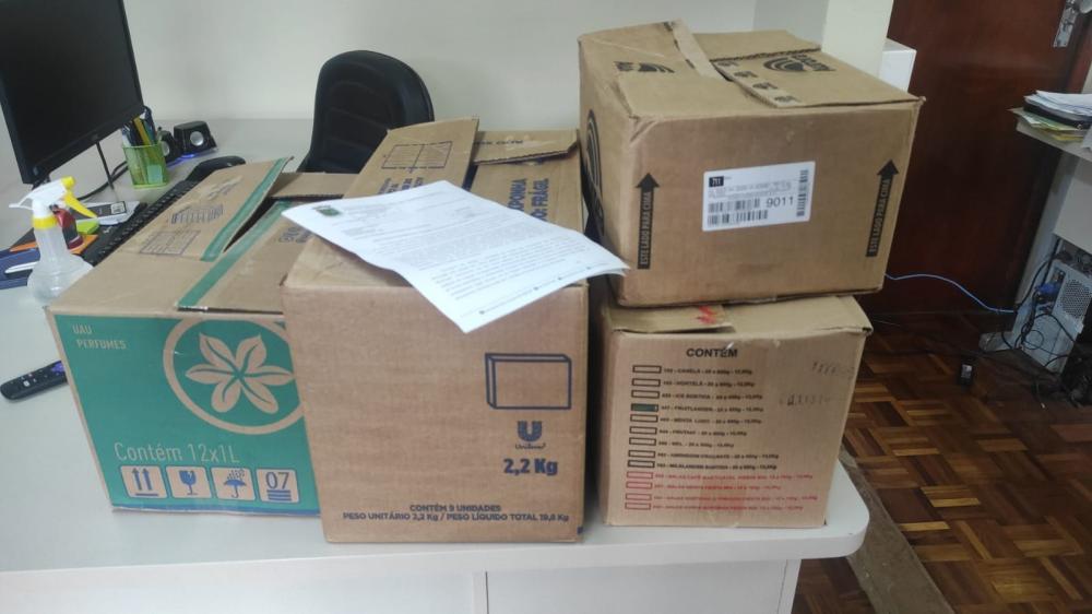 A prefeitura encaminhou quatro caixas comuns com os documentos solicitados pela CPI (Foto: Reprodução)