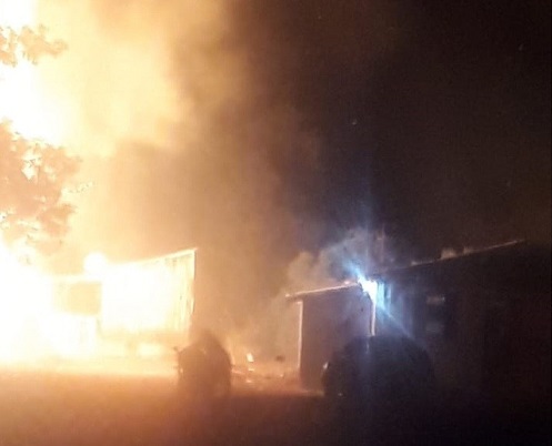 Proprietário da moradia não soube dizer como iniciou o incêndio, pois a casa de madeira passava por reformas (Foto: Reprodução/WhatsApp)