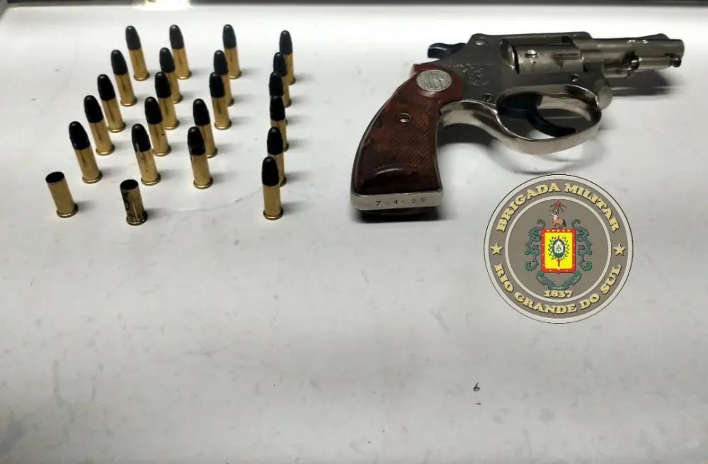 Arma apreendida durante a ação policial (Foto: Brigada Militar)