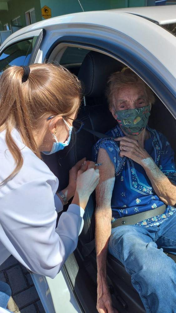 Idosos serão vacinados dentro dos carros (Foto: Divulgação)