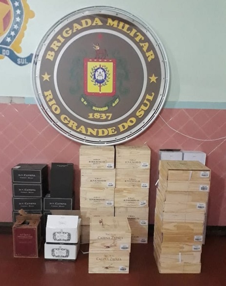 Presos e mercadorias foram encaminhados à Receita Federal em Santo Ângelo (Foto: Divulgação/7º BPM)