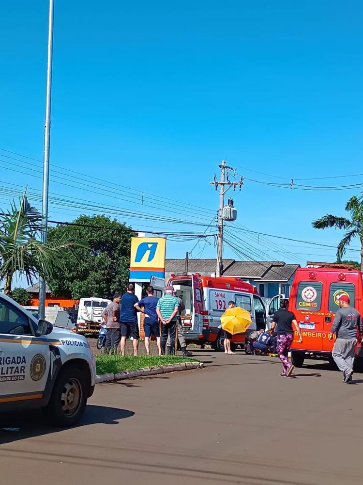 Duas pessoas ficaram feridas no acidente (Foto: Bruna Corrêa)