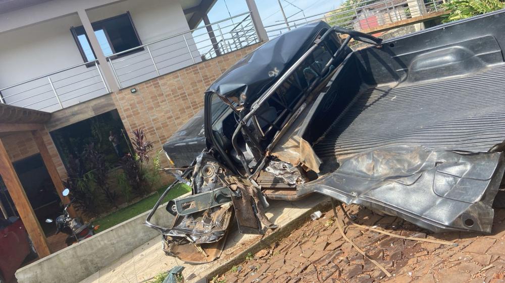 Camionete ficou completamente destruída (Foto: Alair Cemin)