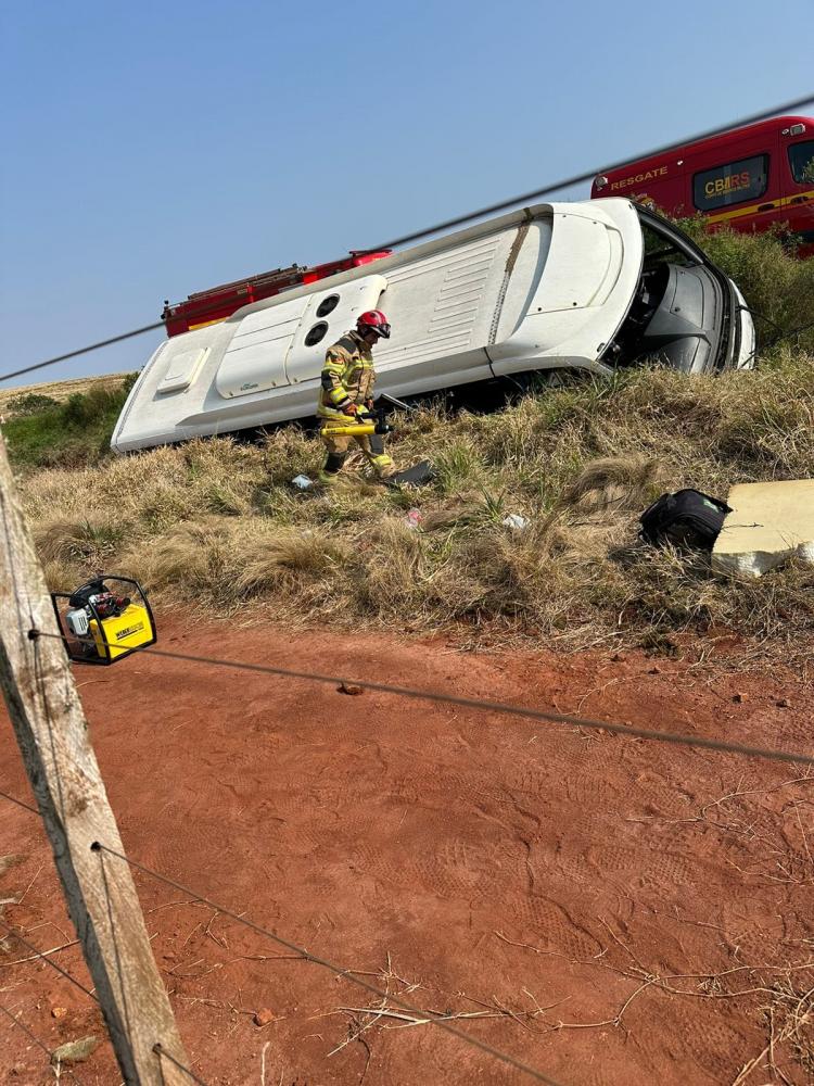 Veículo tombou na lateral da rodovia (Foto: Rádio Progresso de Ijuí)