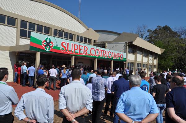 Dezenas de pessoas entre autoridades locais, comerciantes, imprensa e população regional estiveram na inauguração em frente ao Super Cotricampo. (Foto: Divulgação/JP)
