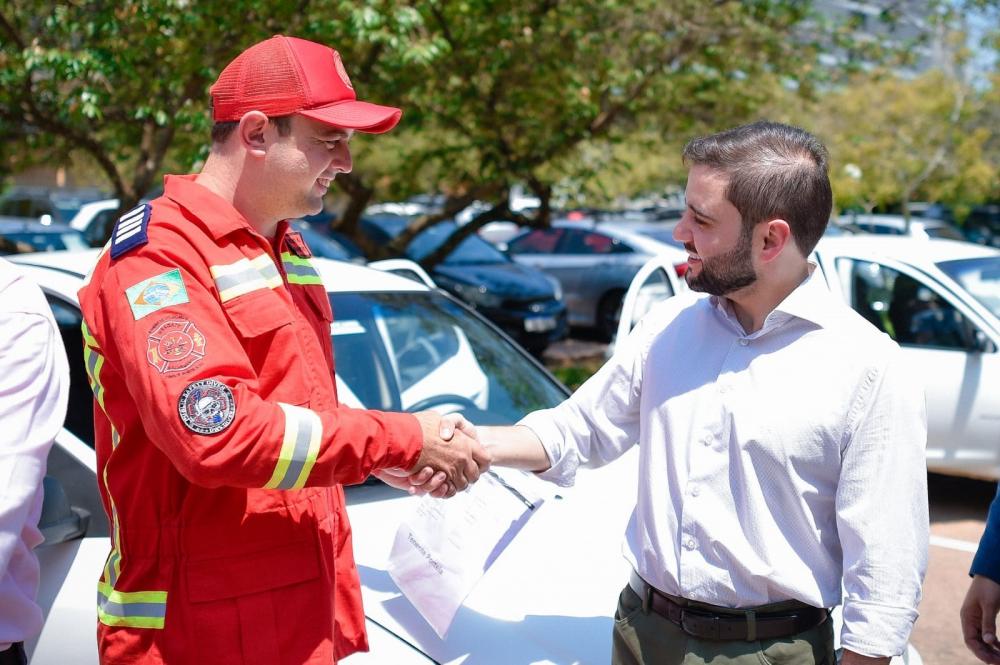 Comandante dos Bombeiros e o vice governador do estado (Foto: Rodrigo Ziebell)