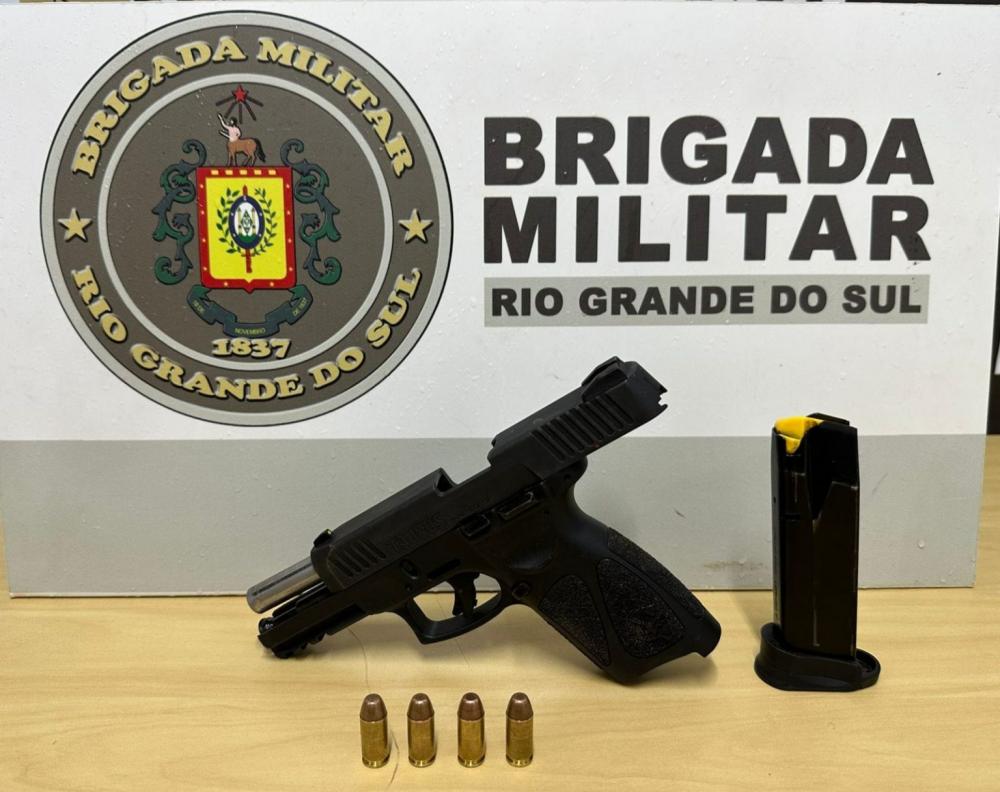 Arma é apreendida pela Brigada Militar (Foto: Brigada Militar)