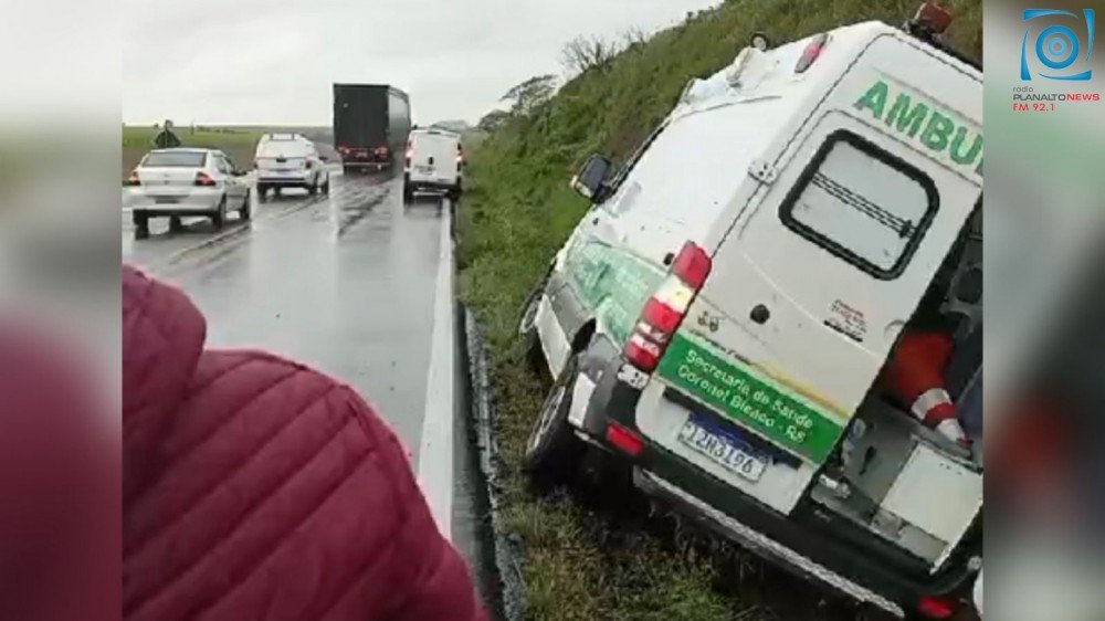 Veículo saiu da pista e se chocou em um barranco na lateral (Foto: Rádio Planalto News)