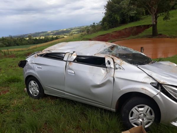Automóvel capotou na RS 330 (Foto: Reprodução/Observador Regional)