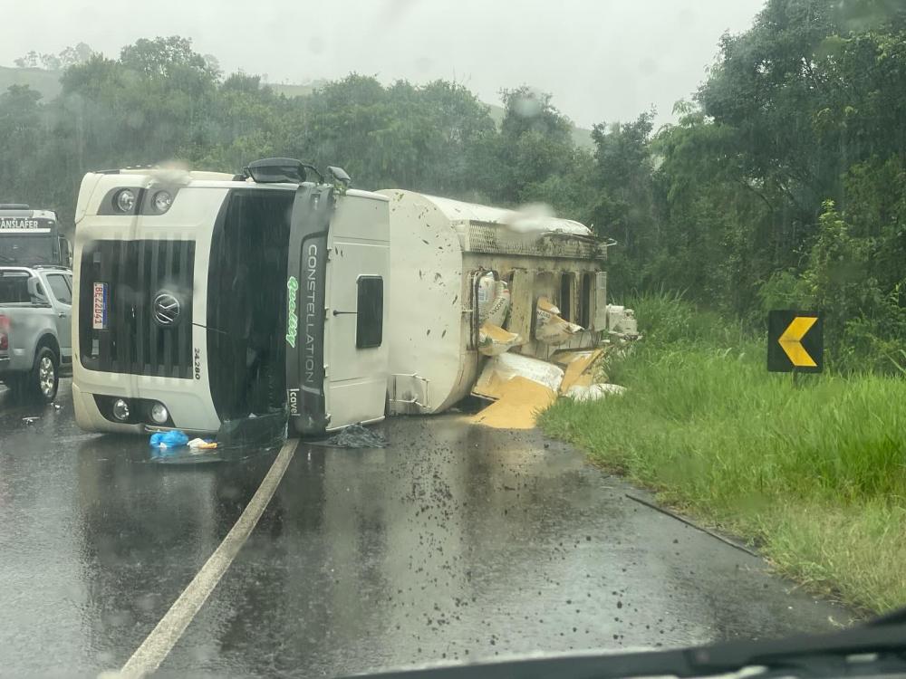 Veiculo ficou sob a pista (Foto: Reprodução WhatsApp)