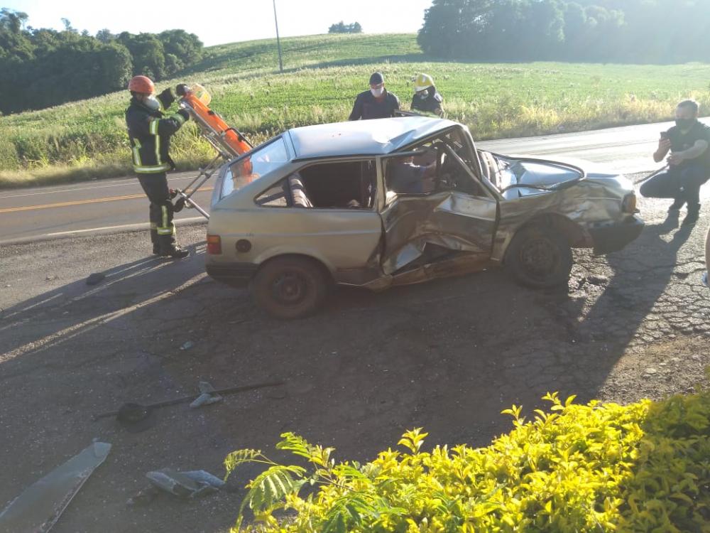 Segundo as informações divulgadas, o VW Gol teria provocado a colisão ao invadir a pista contrária (Foto: Reprodução/WhatsApp)