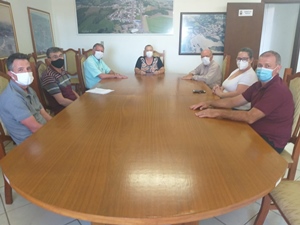 Reunião que consolidou o repasse do dinheiro (Foto: Divulgação/ASCOM Vista Gaúcha)