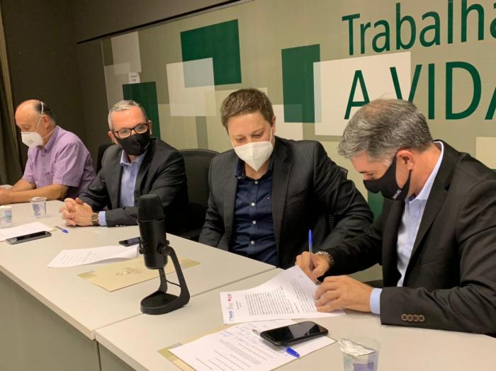 Ato virtual de assinatura do termo de ajuste operacional para aquisição de vacinas contra a Covid-19 (Foto: Divulgação/FAMURS)