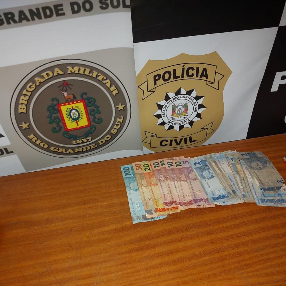 Dinheiro apreendido em Crissiumal (Foto: Brigada Militar)