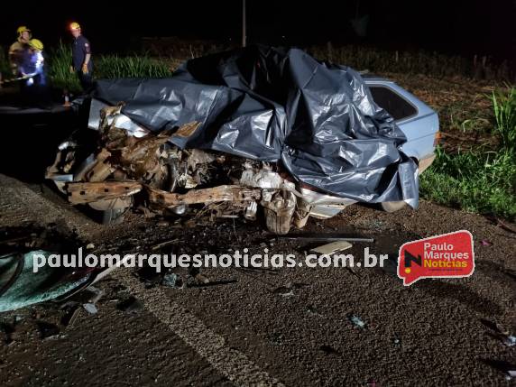 Os dois mortos estavam no mesmo veículo (Foto: Paulo Marques Notícias)