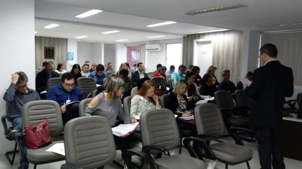 Servidores municipais durante a palestra ministrada pelo contador Lourenço de Wallau. (Foto: Divulgação/Amuceleiro)