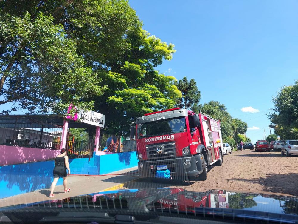 Bombeiros fizeram uma varredura no local e constataram que não havia incêndio na escola (Foto: Jonas Martins) 