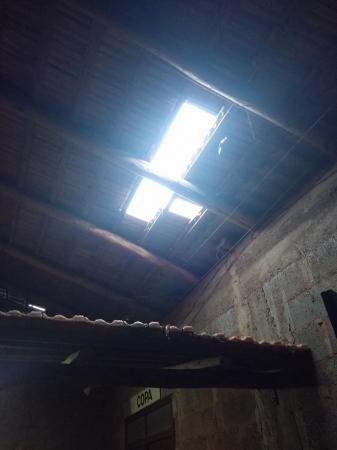 Oito telhas foram removidas do telhado para dar acesso a área interna do CTG. (Foto: Reprodução/Redes Sociais)