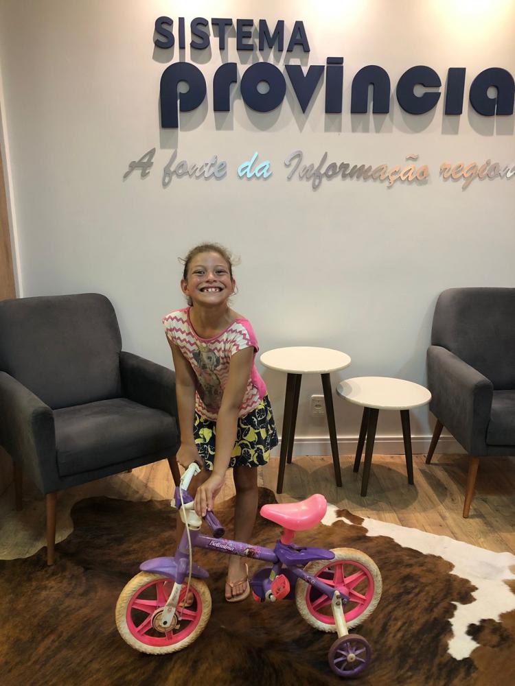 Nicole trouxe a bicicleta que ganhou no passado para doar para outra criança (Foto: Keli Biguelini)