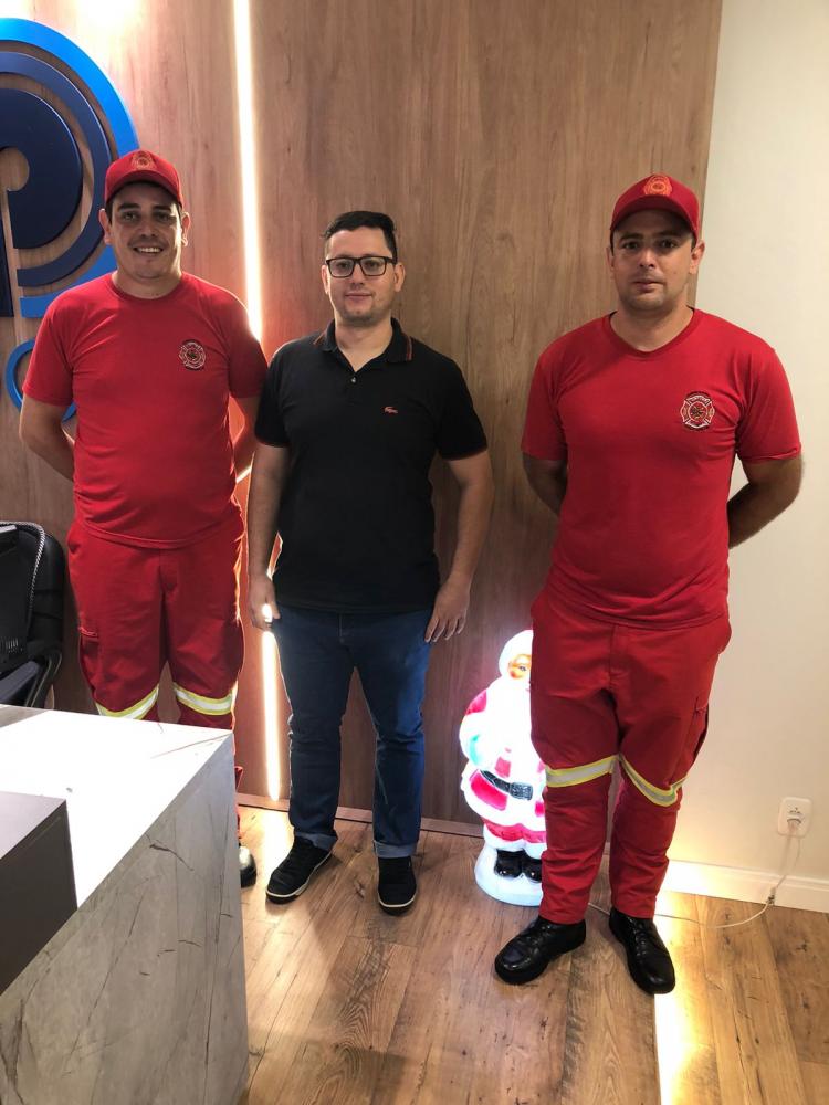 Bombeiros concederam entrevista na Rádio Província (Foto: Keli Biguelini) 