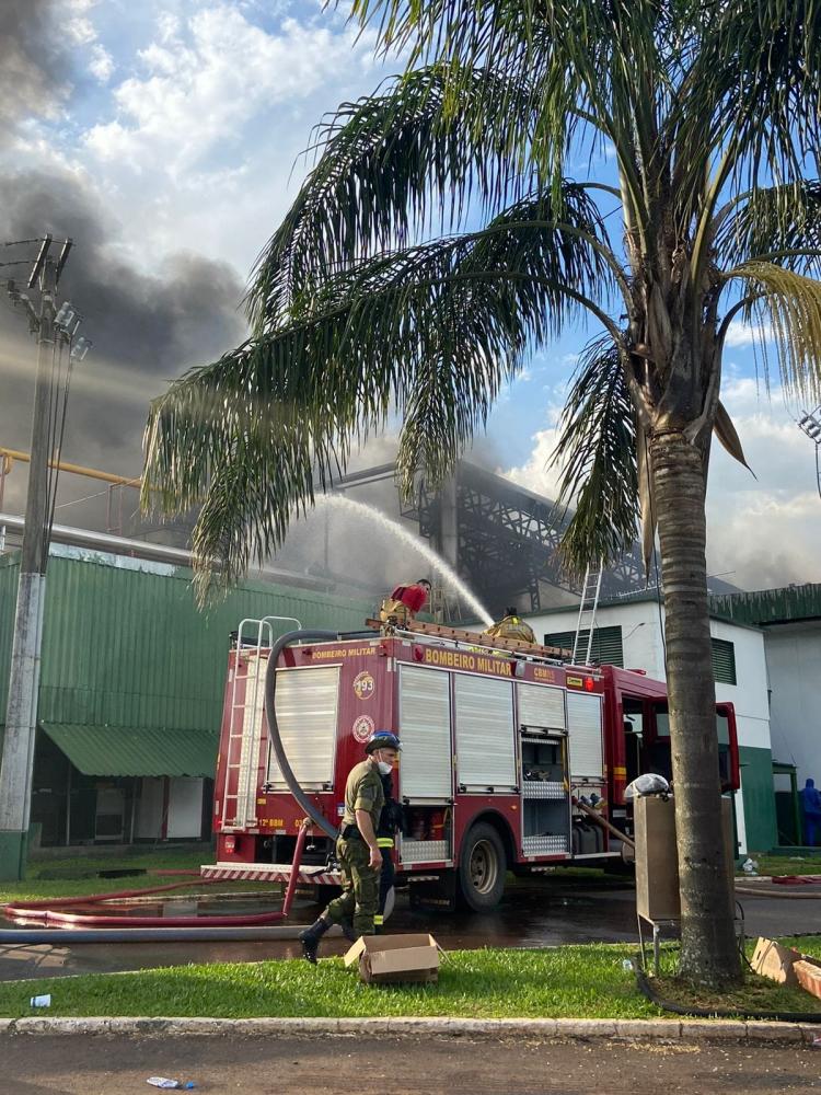 Incêndio destruiu parte do Frigorífico Mais Frango em Miraguaí (Foto: Ed Moreira/Rádio Líder)