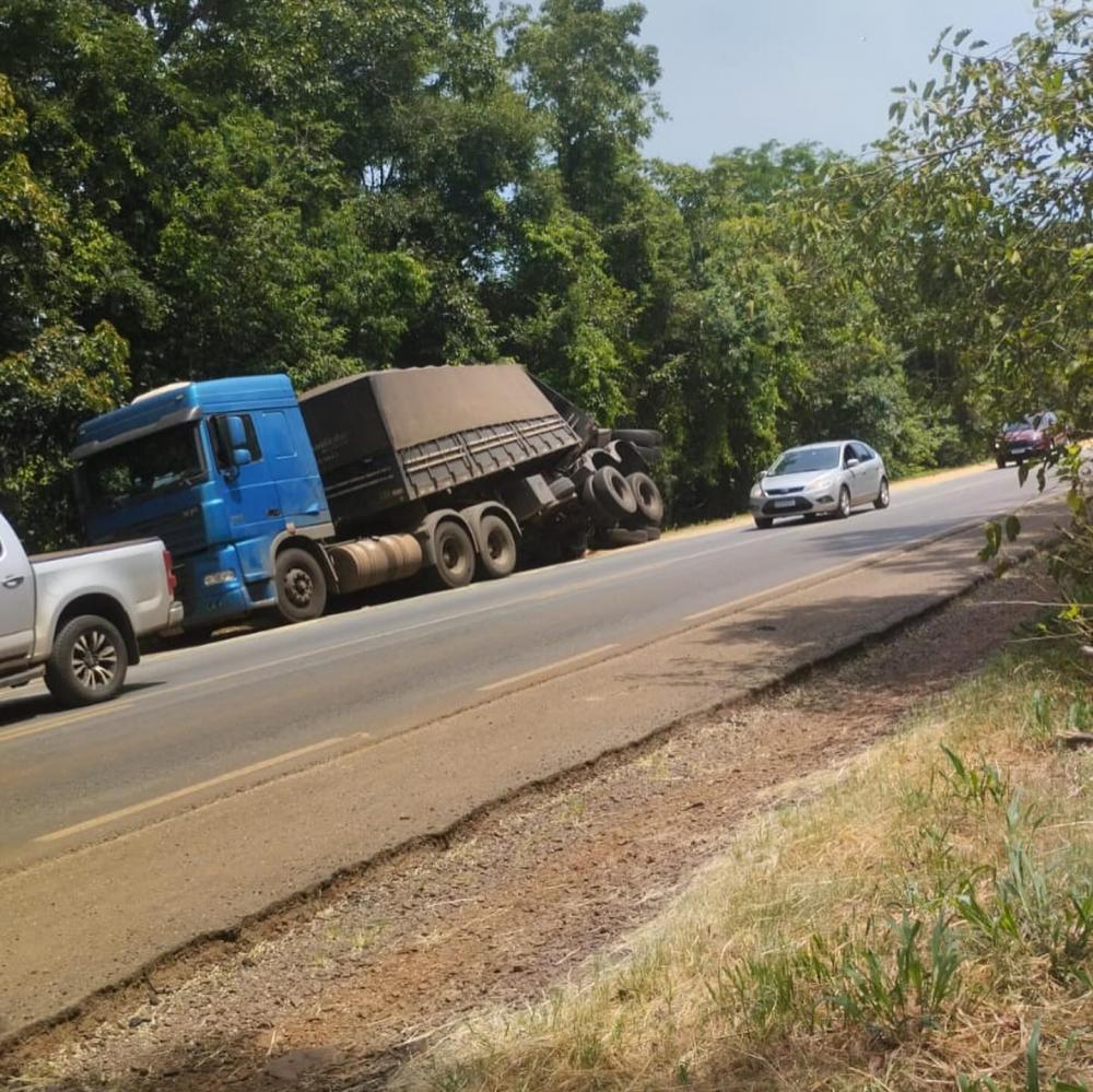 Veículo tombado na beirada de pista (Foto: Cidade Regional)