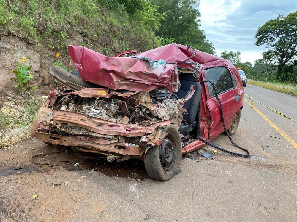 Duas pessoas estavam no carro. Uma delas morreu no local do acidente (Foto de Carlos Braga)