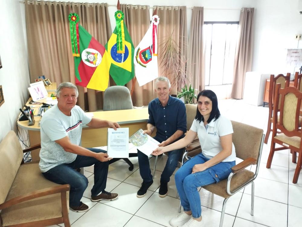 Prefeito recebeu representantes da Emater em seu gabinete (Foto: Divulgação)