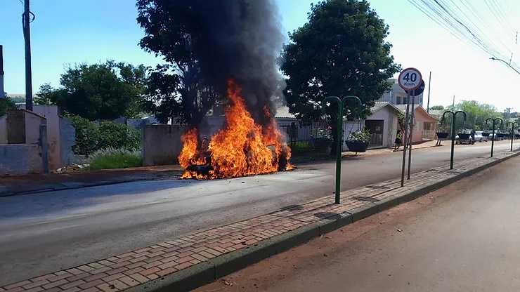 Veículo incendiou na avenida central da cidade (Foto: Observador Rgeional/Reprodução/Grupos de WathsApp)