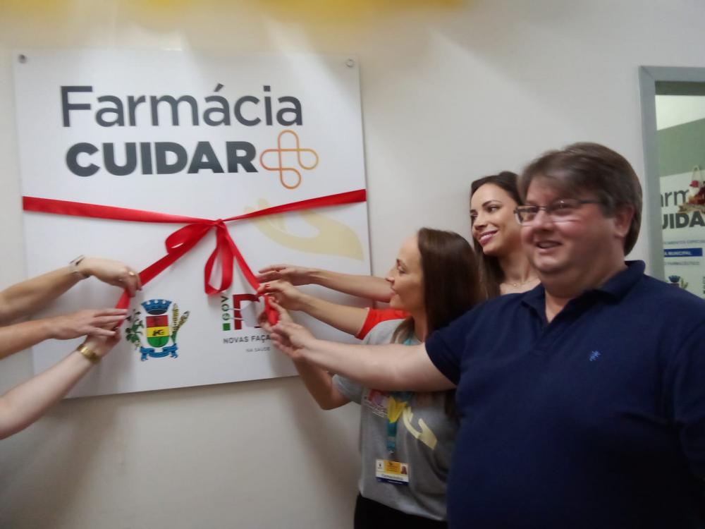 Prefeito puxando a fita inaugural em Redentora (Foto: Prefeitura de Redentora)